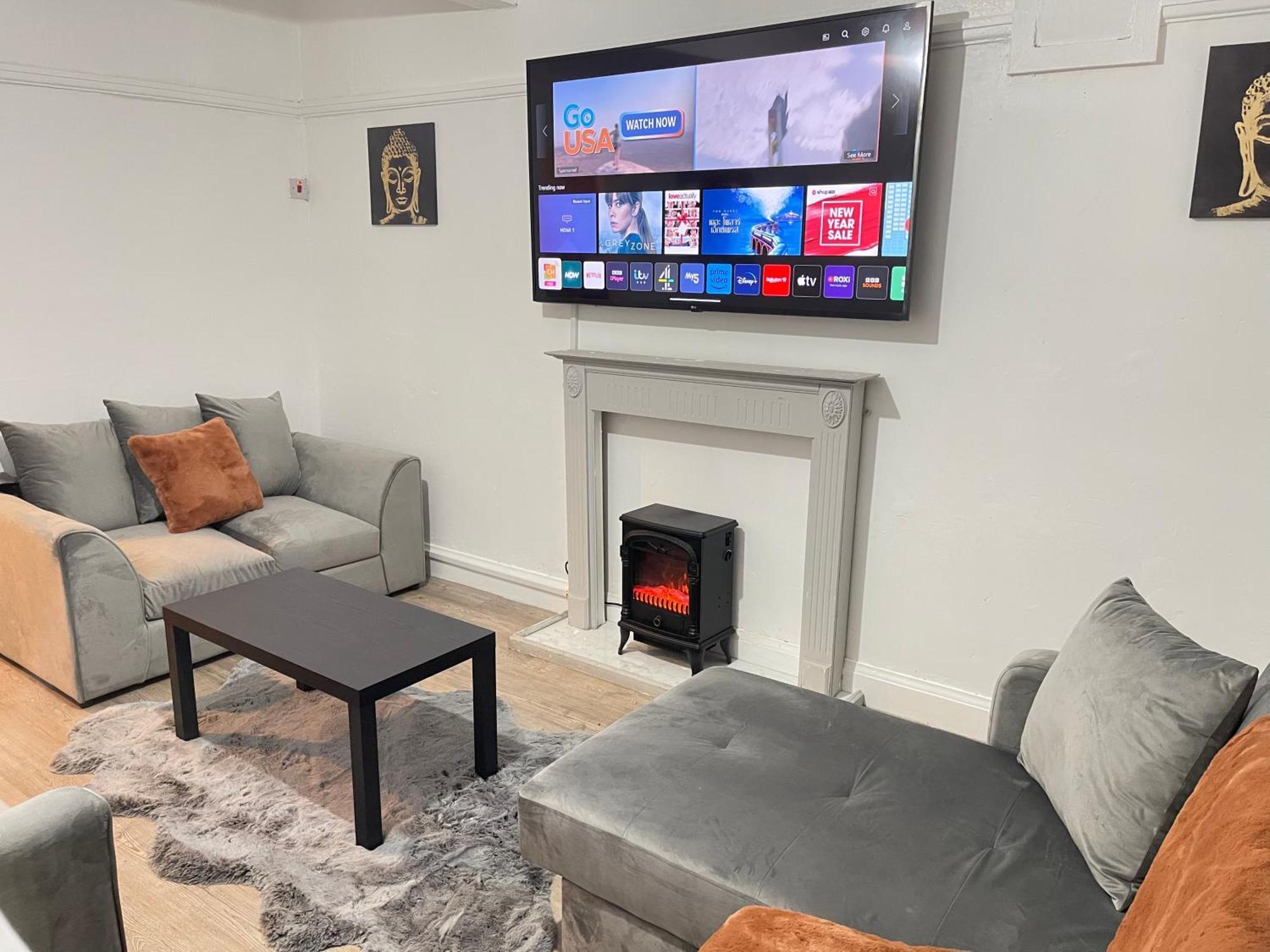 Hometel Digs Hidden Gem Large Comfy Home Can Sleep 15 Braunstone Town Eksteriør billede