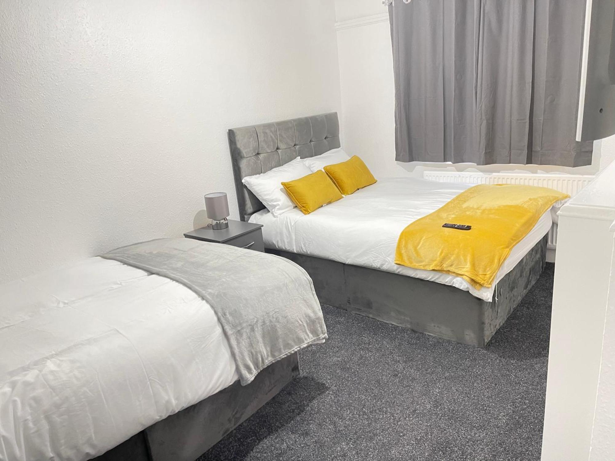 Hometel Digs Hidden Gem Large Comfy Home Can Sleep 15 Braunstone Town Eksteriør billede